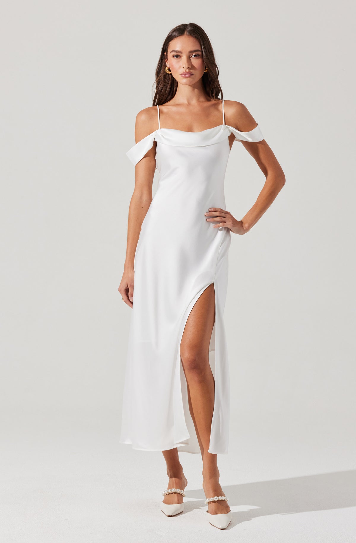 Astr The Label Kitura Cold Shoulder Midi Dress in White Size M